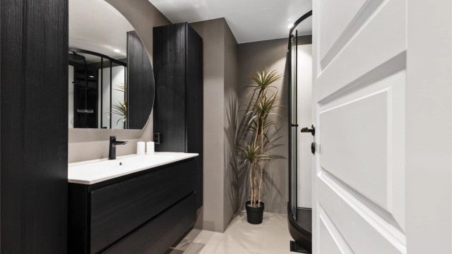 Badet er modernisert i 2023 med delikate overflater i mikrosement og innfelte downlights.