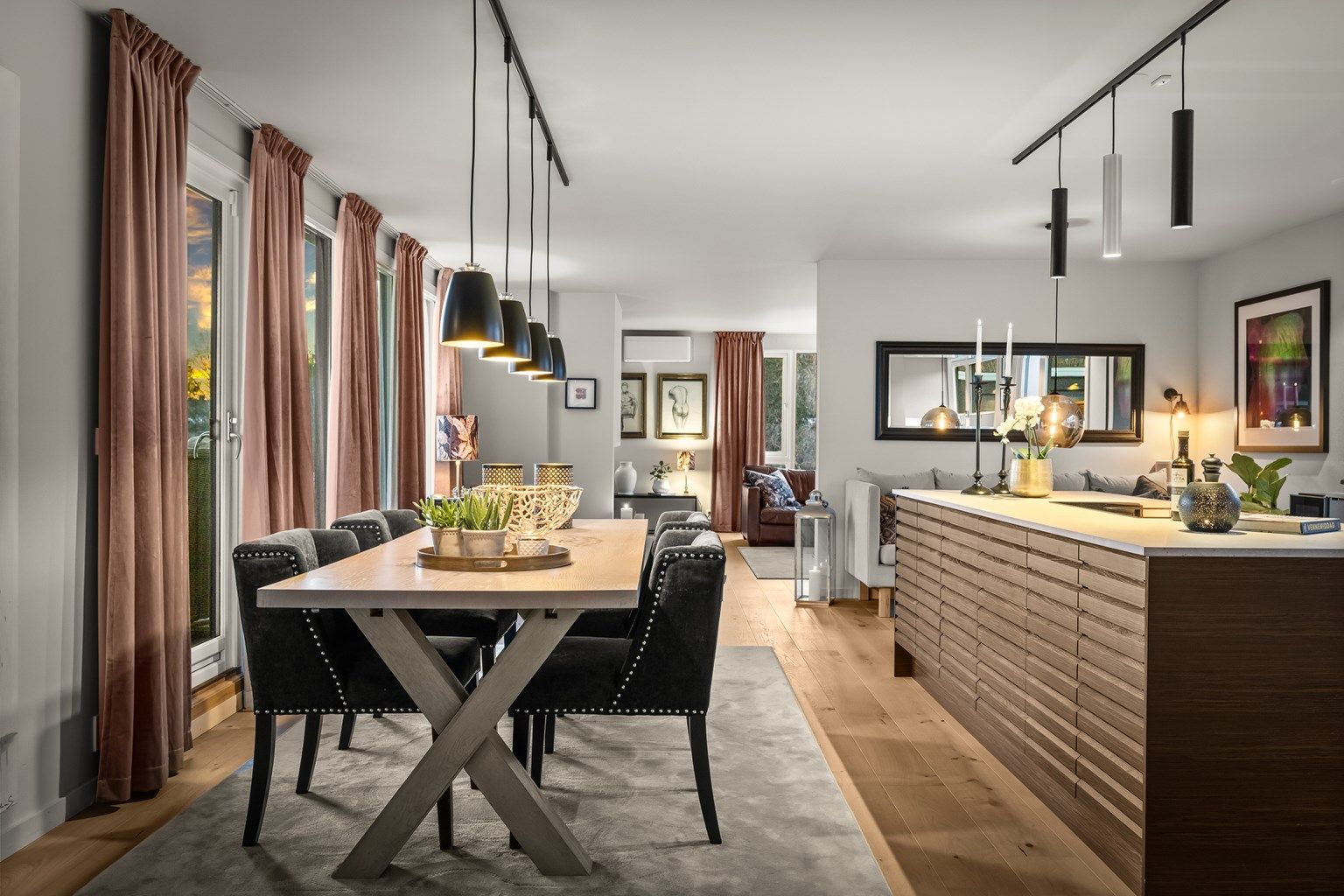 Velkommen til en stor og lekker terrasseleilighet | Trappefri adkomst | Solrik terrasse på 45 kvm | 2 bad | Garasje