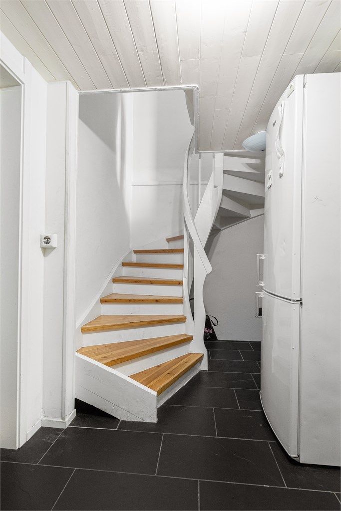 Trapp ned til kjelleretasjen. Her er det plass til lagring under trappen og adkomst til rom benyttet som kjellerstue og bad