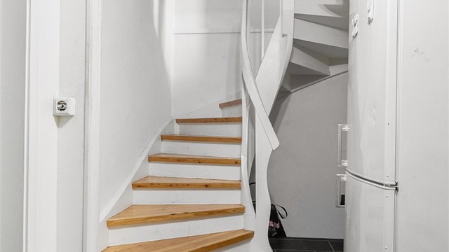 Trapp ned til kjelleretasjen. Her er det plass til lagring under trappen og adkomst til rom benyttet som kjellerstue og bad
