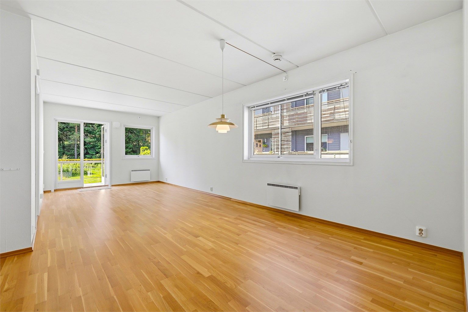 Stuen har god plass til både sofagruppe og spisebord..Hjørneleilighet som gir godt med lys