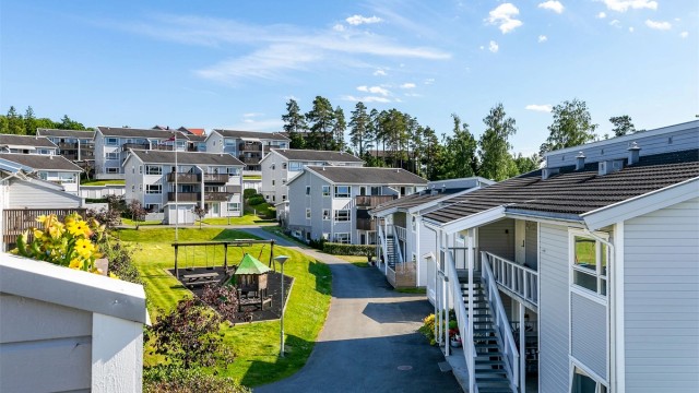 På balkongen sees også et fint utsyn over borettslagets fine fellesarealer.