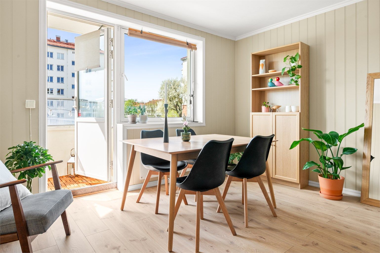 Spiseplass med mye naturlig lys.