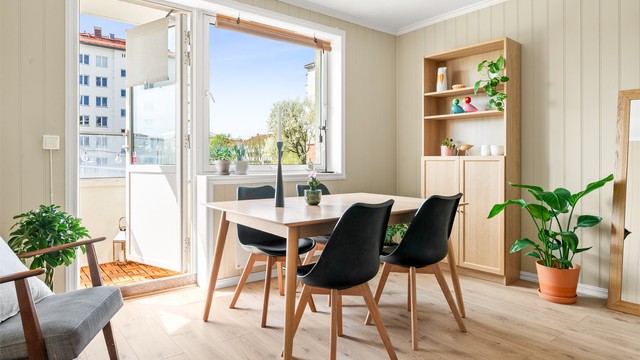 Spiseplass med mye naturlig lys.