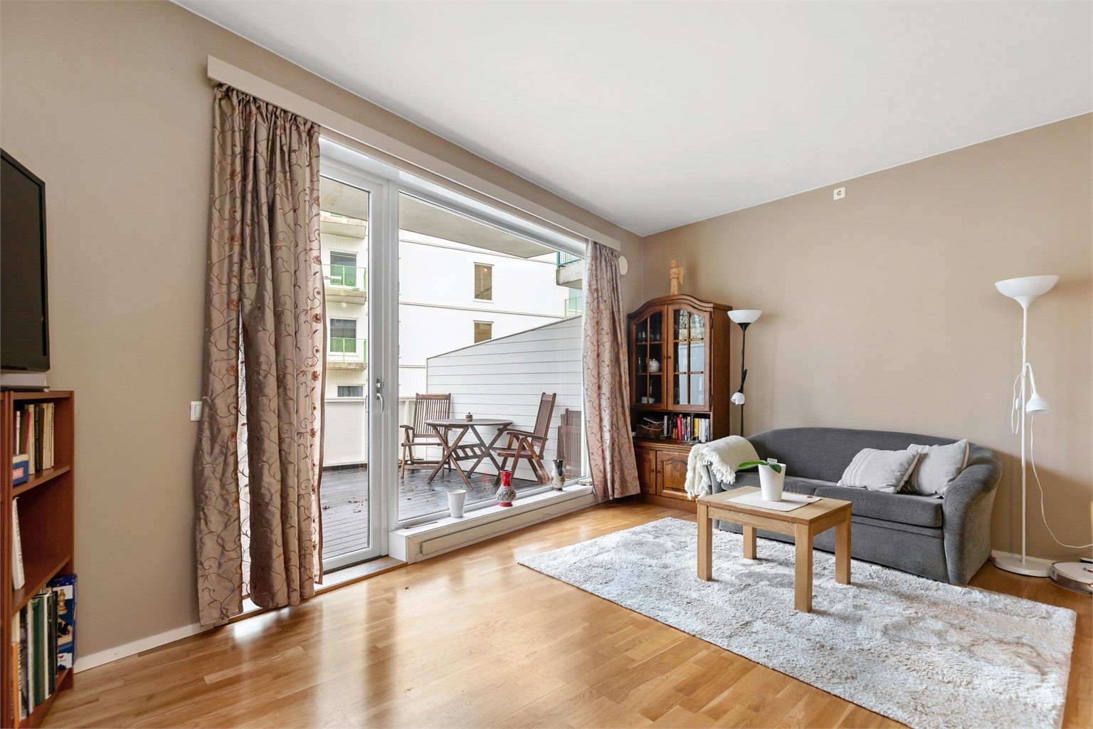 Store vindusflater slipper inn rikelig med naturlig dagslys. (Foto: Marianne Lyse)