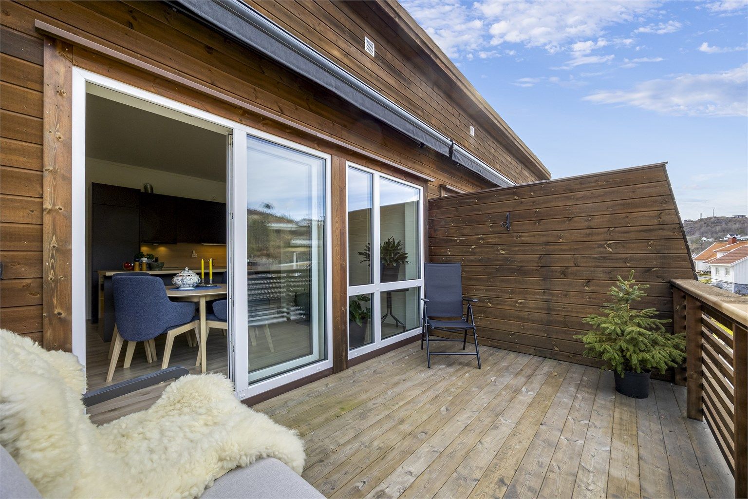 På balkongen er det sol fra dagen (ca. kl. 14) til ca. 20:50 midtsommers. Ved inngangpartiet er kommer solen noe tidligere på dagen.