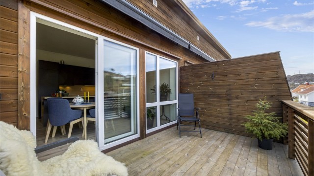 På balkongen er det sol fra dagen (ca. kl. 14) til ca. 20:50 midtsommers. Ved inngangpartiet er kommer solen noe tidligere på dagen.