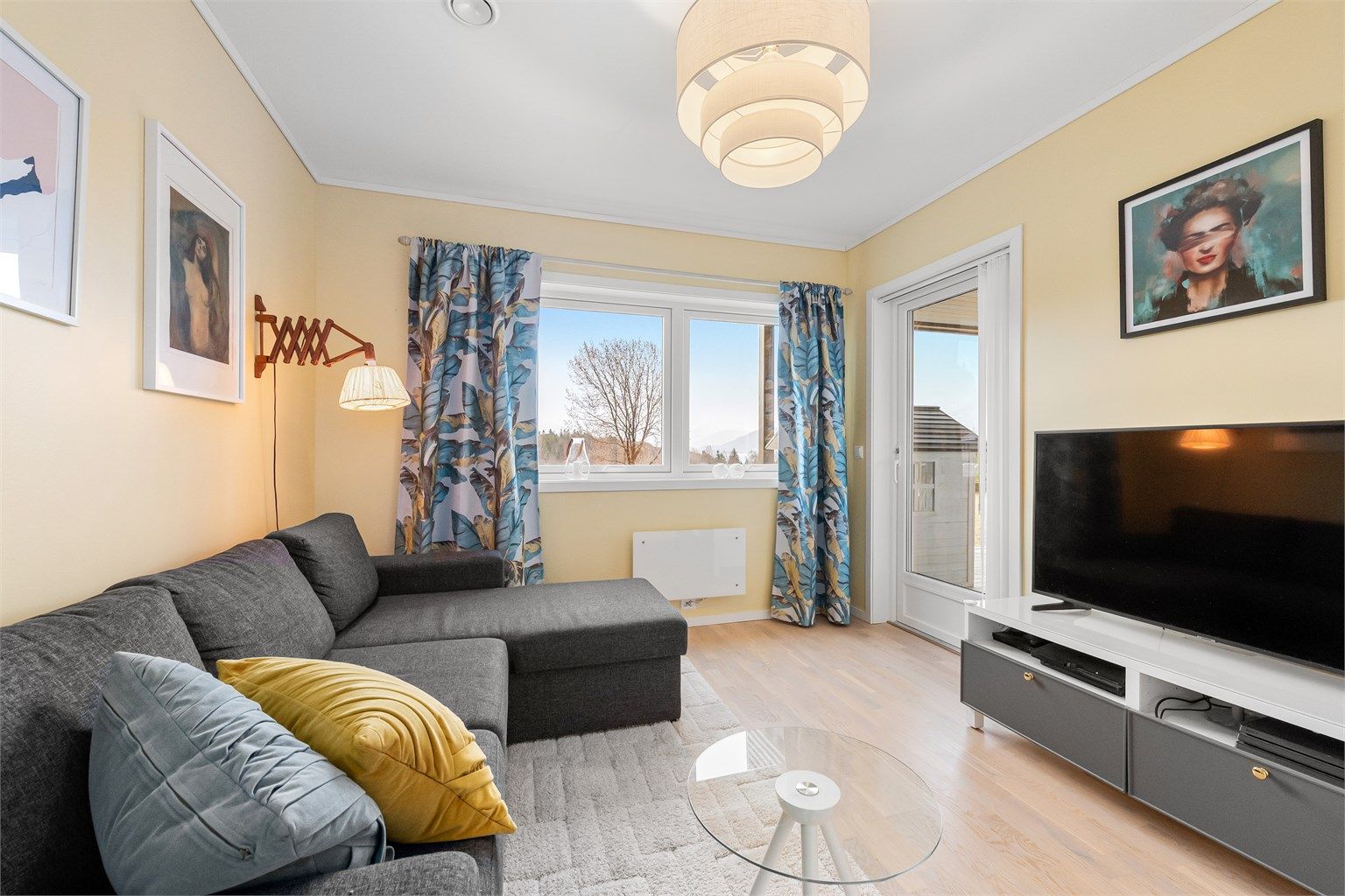 Kjellerstuen gir ekstra spillerom for familien, med utgang til en overbygd terrasse på 11 m².