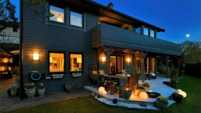 Sebastian Håbesland v/Krogsveen presenterer denne enebolig beliggende supersentralt på Oppegård