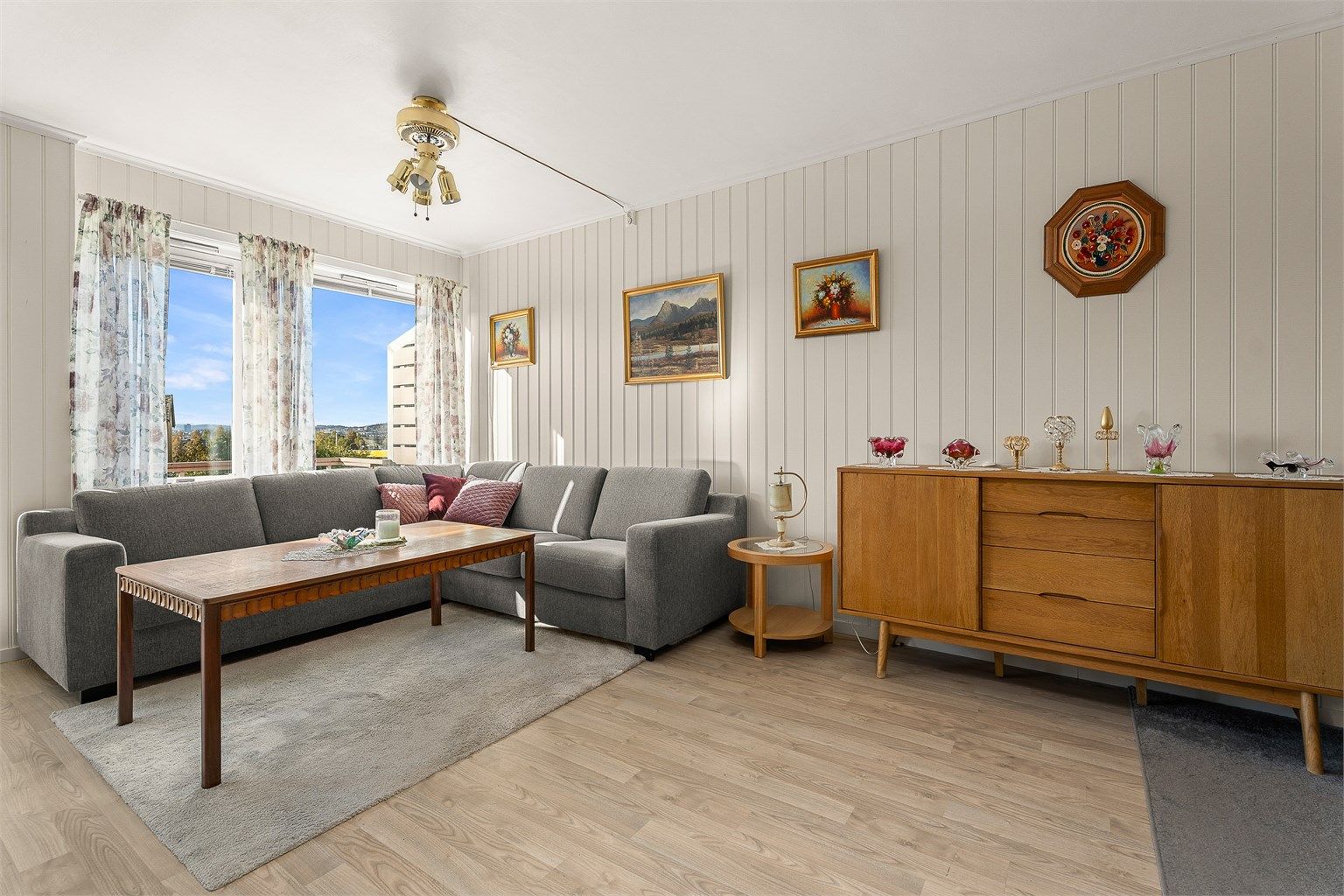 Stuen har rikelig med plass for en stor sofagruppe og godt med naturlig lysinnslipp.