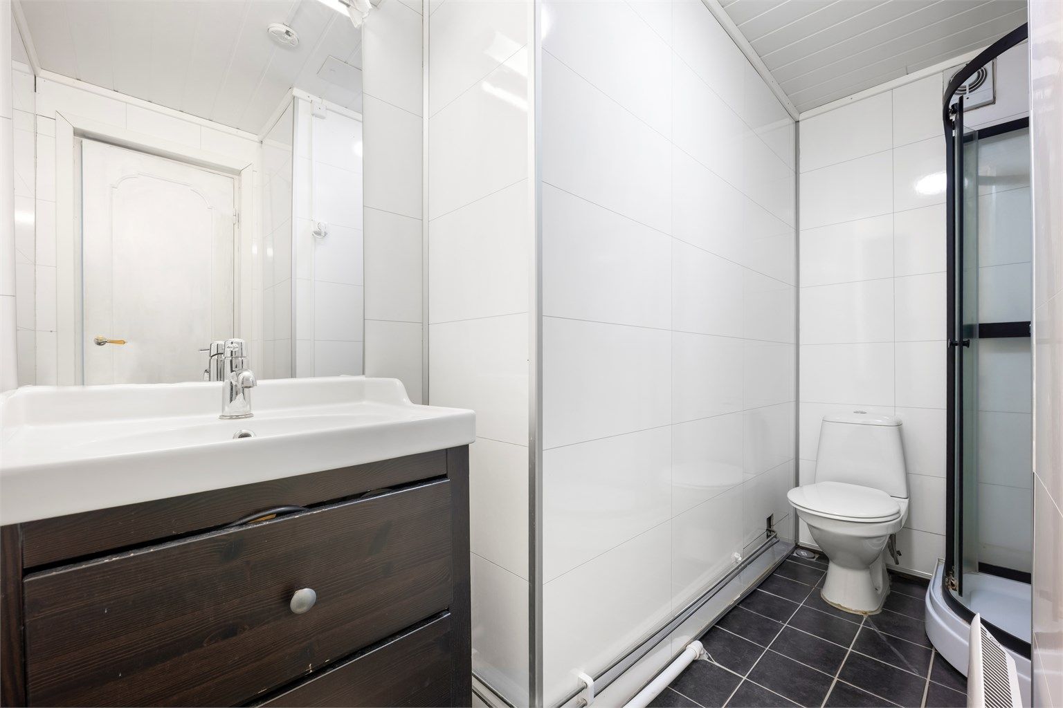 Baderommet er fra byggeåret, men har fått en overflateoppussing i 2017.