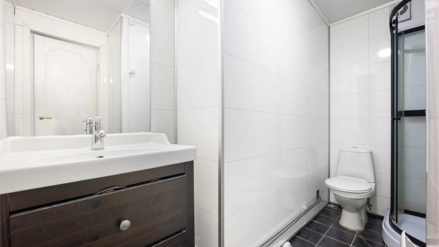 Baderommet er fra byggeåret, men har fått en overflateoppussing i 2017.