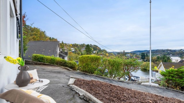 Utsikt mot Sælenvannet og grøntarealene fra uteplassen.