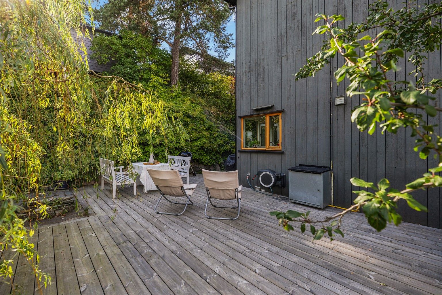 Som en naturlig forlengelse av boligen ligger terrassen perfekt til rette for å nyte lange sommerdager og kvelder. 