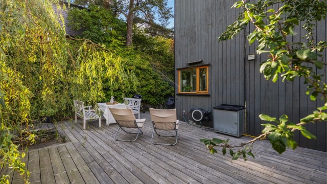 Som en naturlig forlengelse av boligen ligger terrassen perfekt til rette for å nyte lange sommerdager og kvelder.
