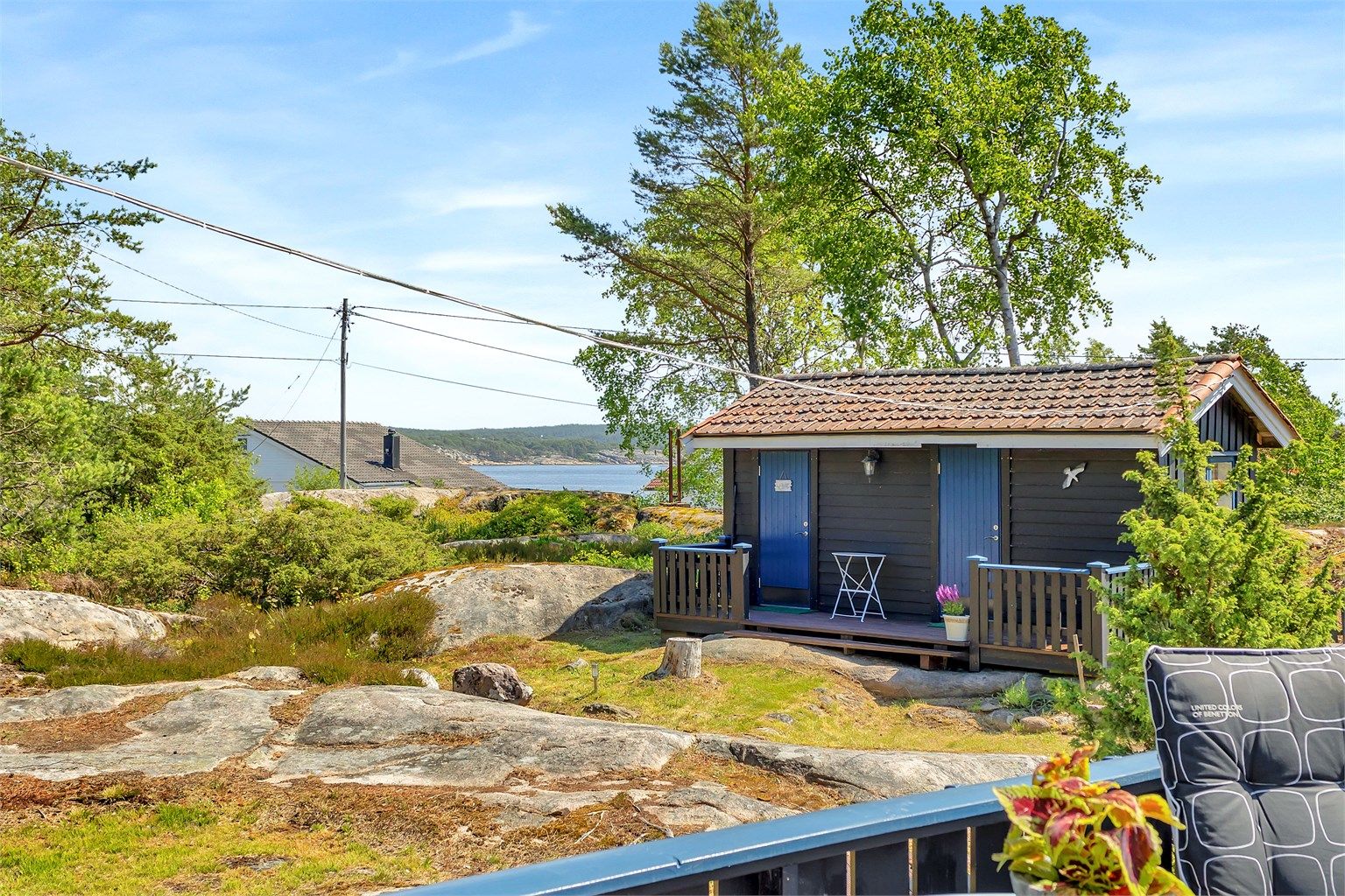 På terrassen på den nederste hytta kan man nyte utsikten mot sjøen.