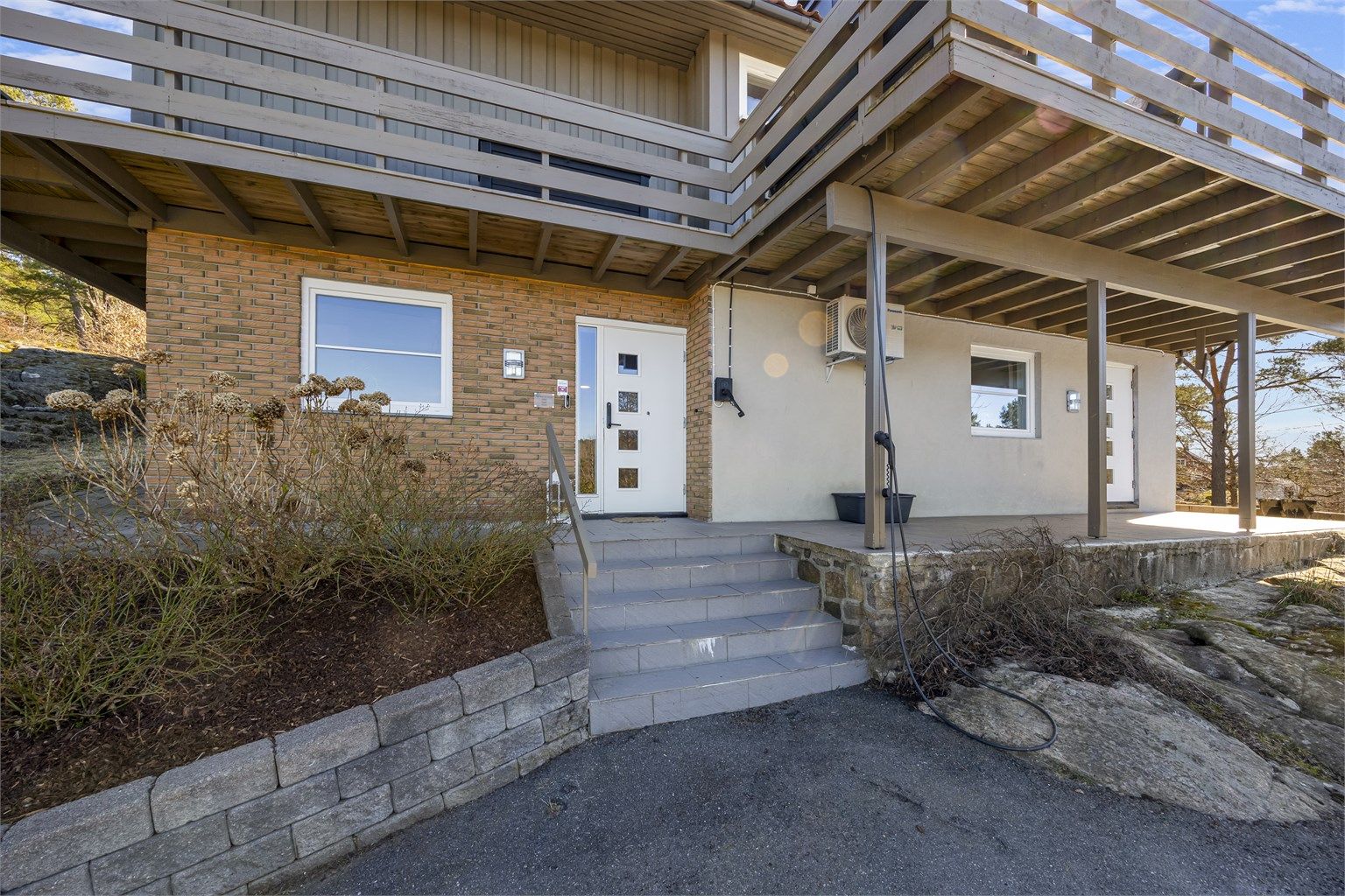 Hovedinngangen ligger i underetasjen. 