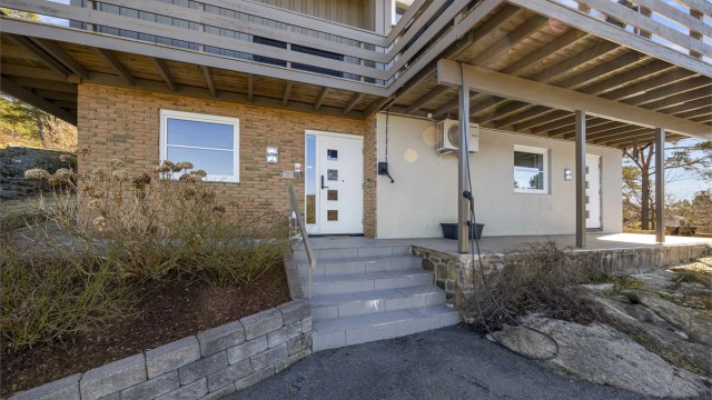 Hovedinngangen ligger i underetasjen.