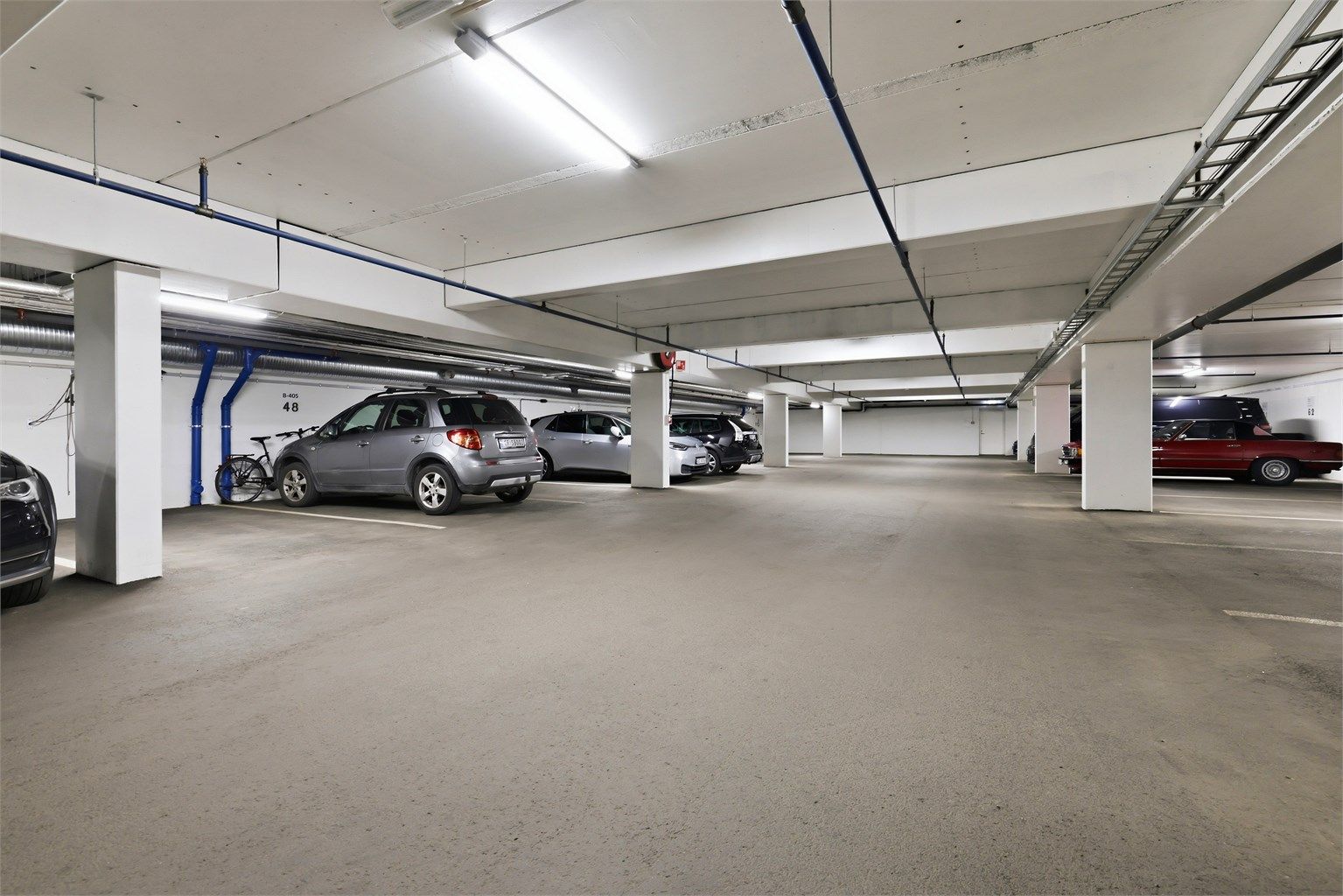 Parkering i garasjekjeller som er varm og avlåst. Mulighet for å montere el-bil lader da struktur for etablering av el-bil lader er etablert.