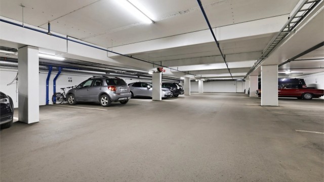 Parkering i garasjekjeller som er varm og avlåst. Mulighet for å montere el-bil lader da struktur for etablering av el-bil lader er etablert.