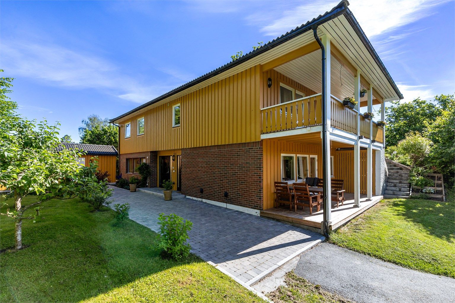 Hyggelig terrasse utenfor utleiedelen