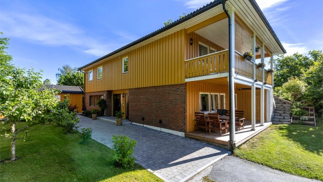 Hyggelig terrasse utenfor utleiedelen