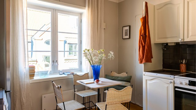 Hyggelig spisesone på kjøkkenet med masse lysinnslipp fra vestvendte vinduer.