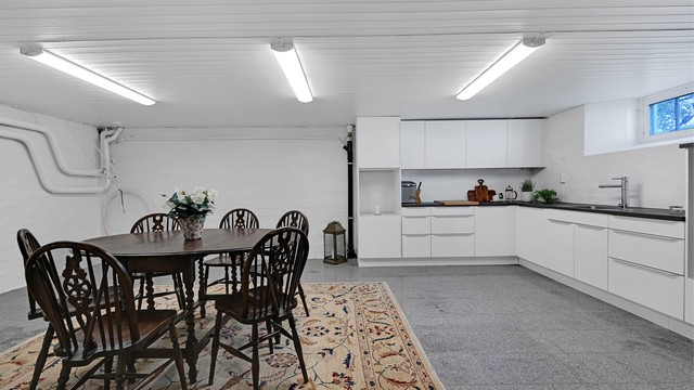 Kjelleren har også et praktisk grovkjøkken med enkel innredning og oppvaskkum. (Ikke godkjent til varig opphold)