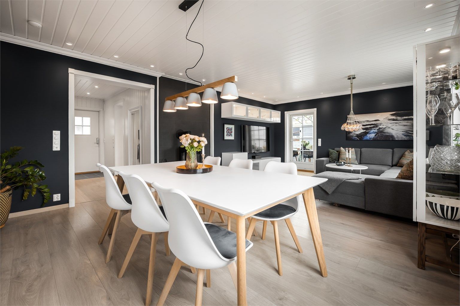 Spisestuen er et naturlig samlingspunkt mellom kjøkkenet og stuen, med plass til store selskaper.