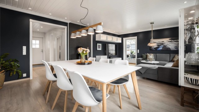 Spisestuen er et naturlig samlingspunkt mellom kjøkkenet og stuen, med plass til store selskaper.
