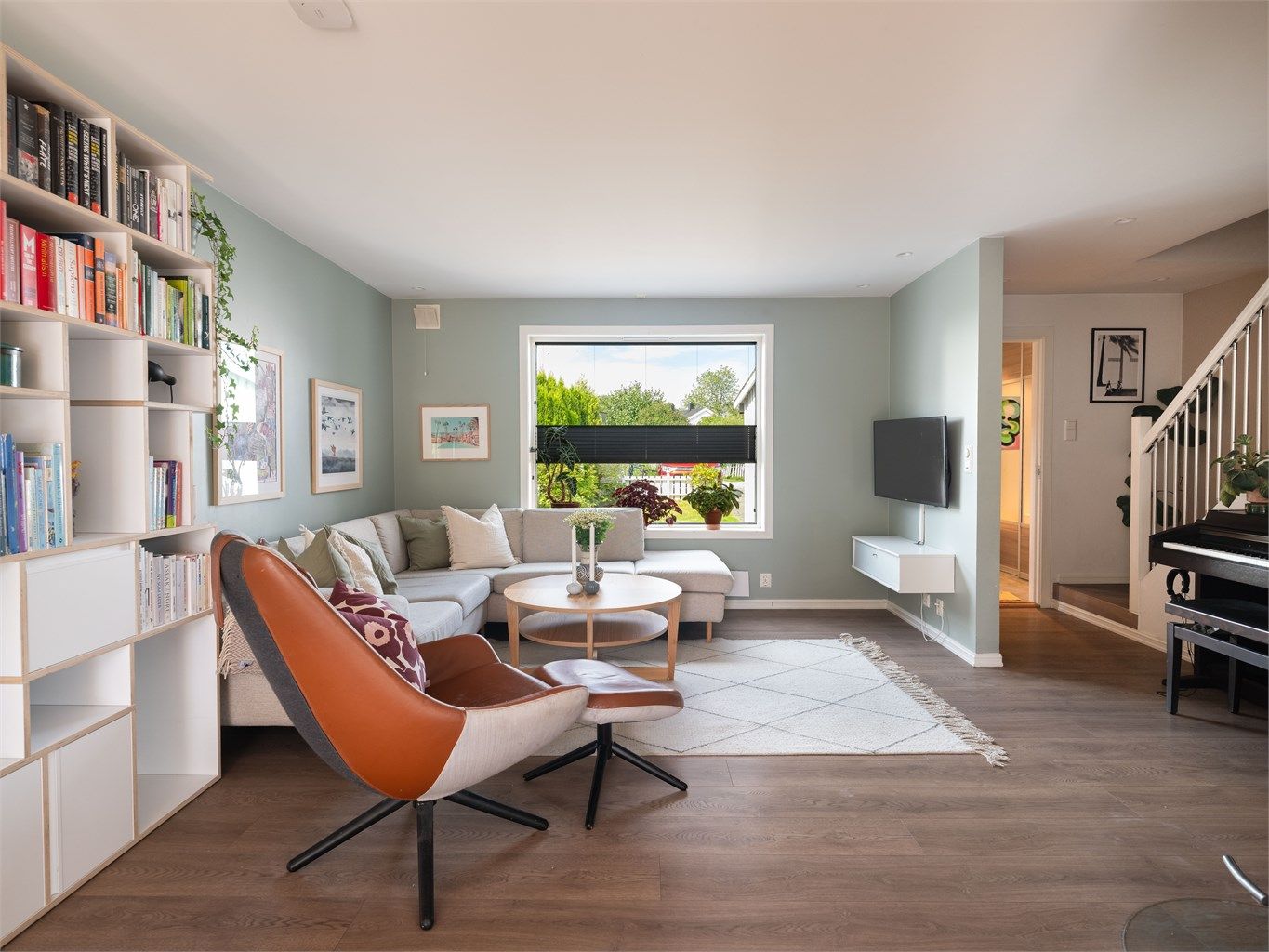 Stuen har god plass til sofagruppe og tilpasset vegg for TV