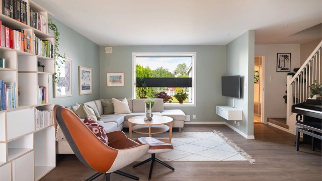 Stuen har god plass til sofagruppe og tilpasset vegg for TV
