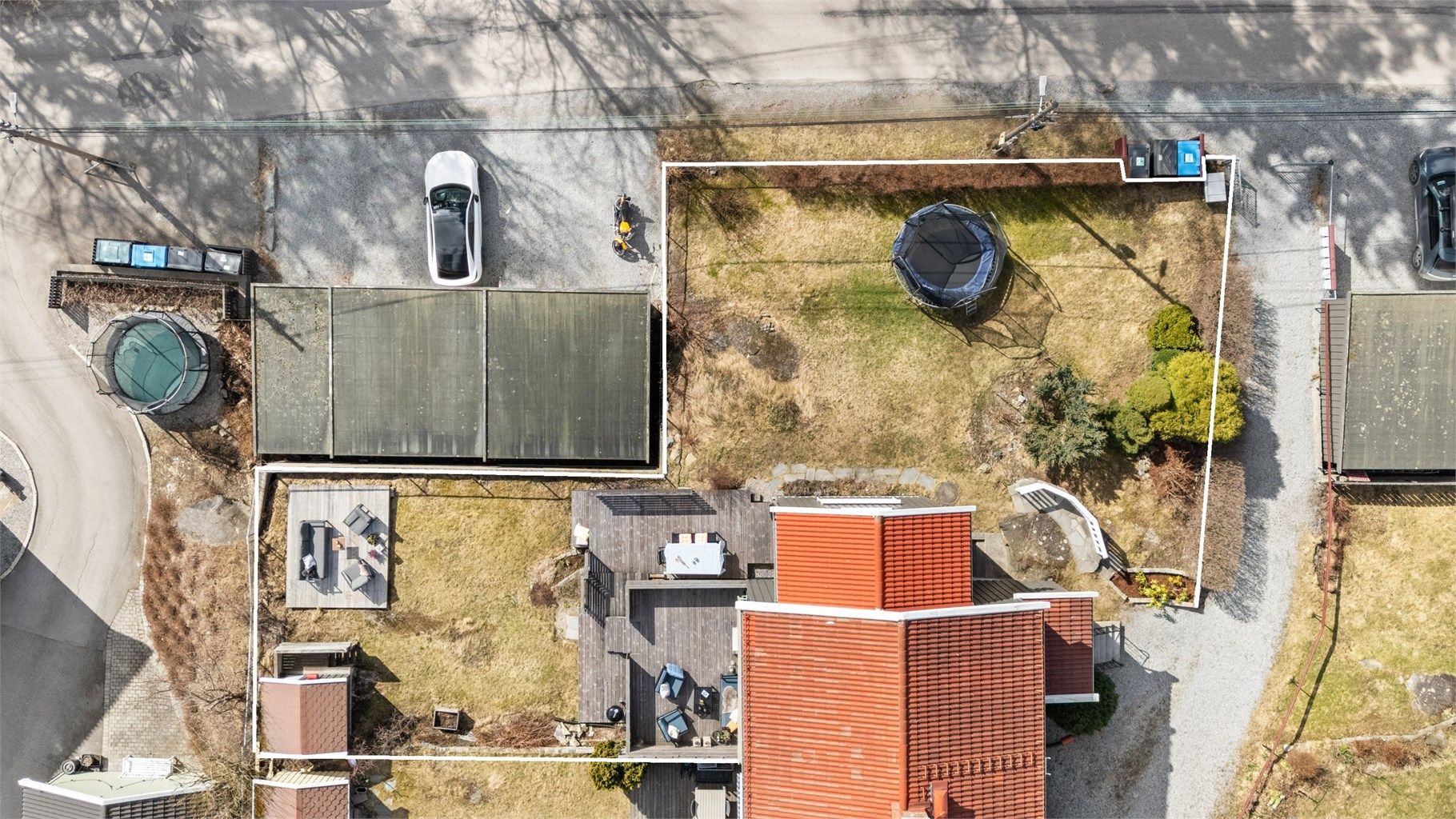 Eget stort hageareal på husets syd-, vest- og nordside. Dette arealet er pent opparbeidet med stor solrik terrasse på 47 kvm og frittstående markterrasse på 14 kvm, samt stort plenareal, beplantning og lekehus (de hvite linjene i bildet markerer hagen)