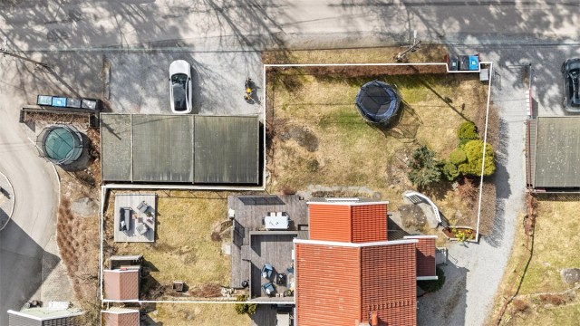Eget stort hageareal på husets syd-, vest- og nordside. Dette arealet er pent opparbeidet med stor solrik terrasse på 47 kvm og frittstående markterrasse på 14 kvm, samt stort plenareal, beplantning og lekehus (de hvite linjene i bildet markerer hagen)