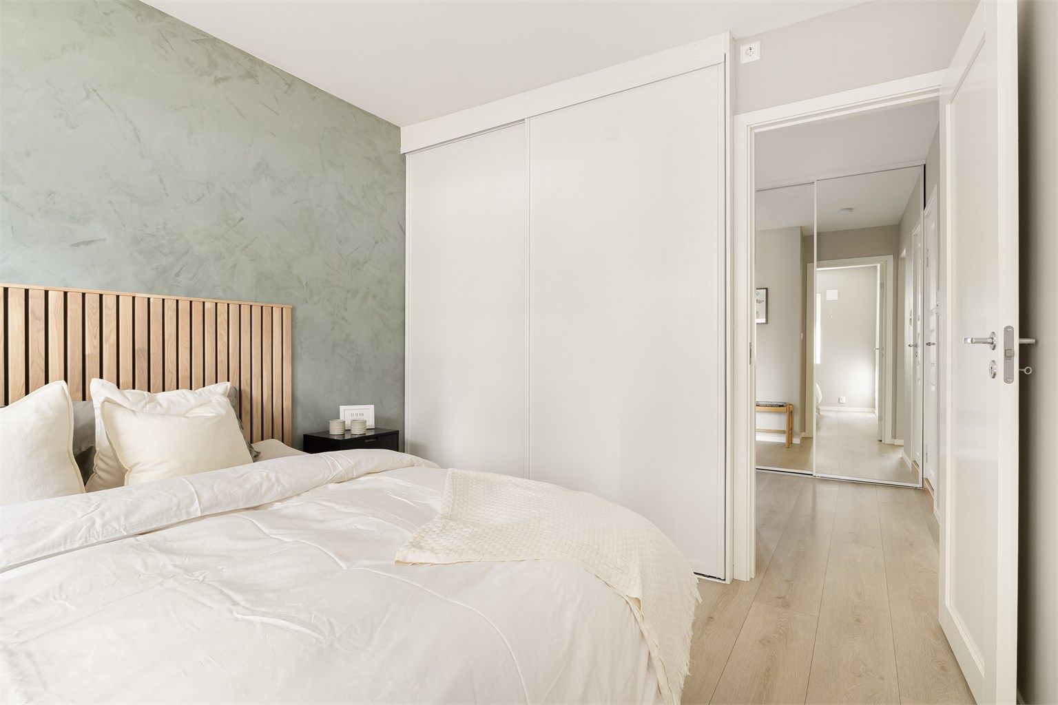 Praktisk skyvedørsgarderobe medfølger.