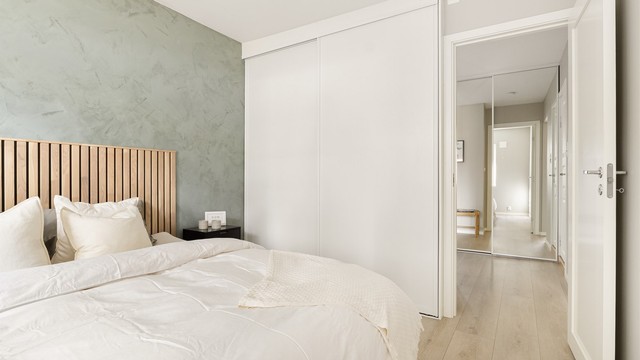 Praktisk skyvedørsgarderobe medfølger.