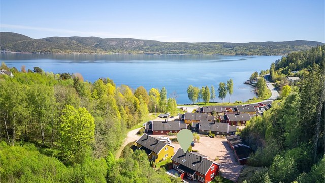 Eiendommen ligger i naturskjønne omgivelser med umiddelbar nærhet til Drammensfjorden.