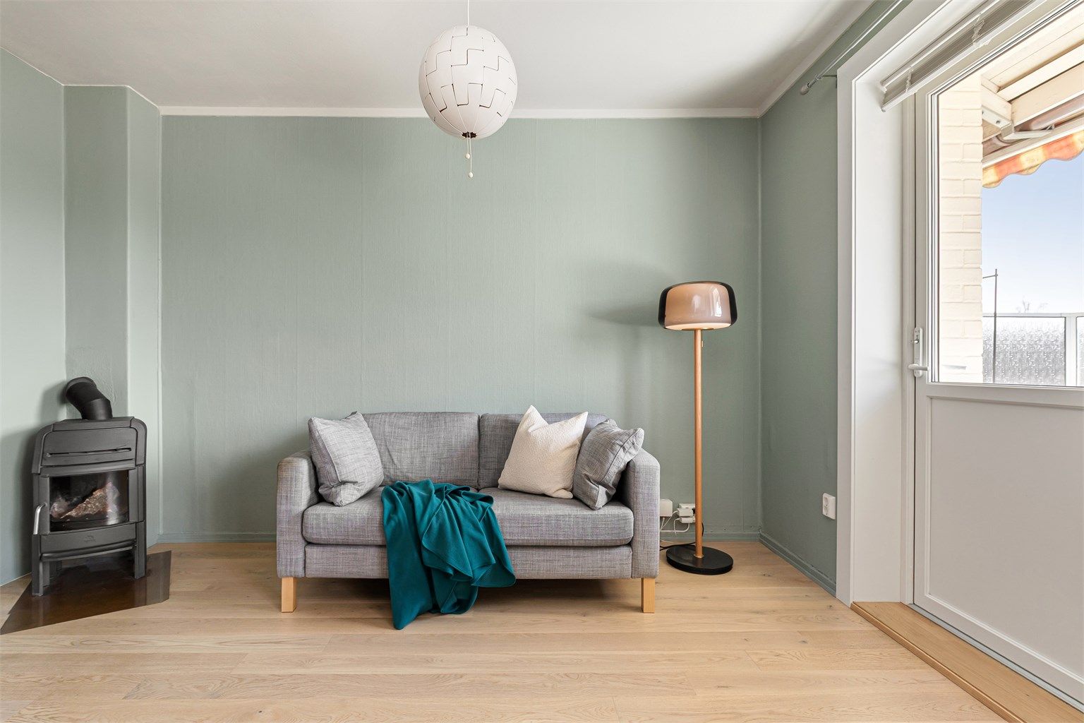 Stuen har en god planløsning med plass til både en sofa med tilhørende mediemøblement og spisebord. Persienner er montert på stuevinduene