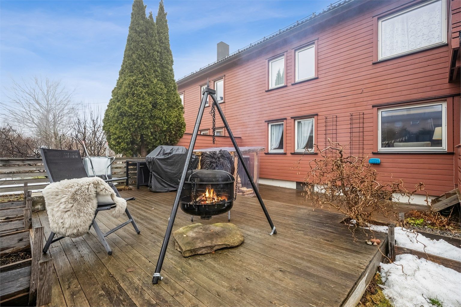 Vestveien 9 er en lys og smakfullt oppusset leilighet i 1. etasje med solrik terrasse og en meget pent opparbeidet disp. hage. Foto: Per O. Skjellnan v/Efkt