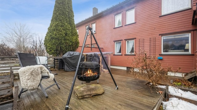 Vestveien 9 er en lys og smakfullt oppusset leilighet i 1. etasje med solrik terrasse og en meget pent opparbeidet disp. hage. Foto: Per O. Skjellnan v/Efkt