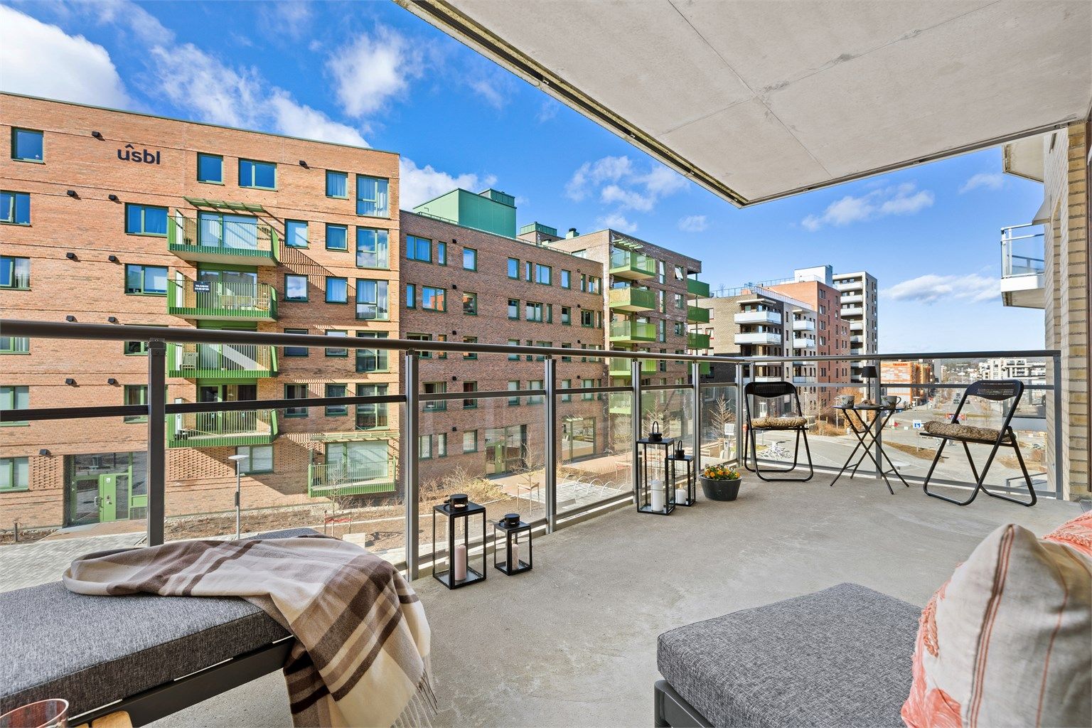 Den romslige balkongen på 12kvm har gode muligheter til å etablere flere sitte områder.