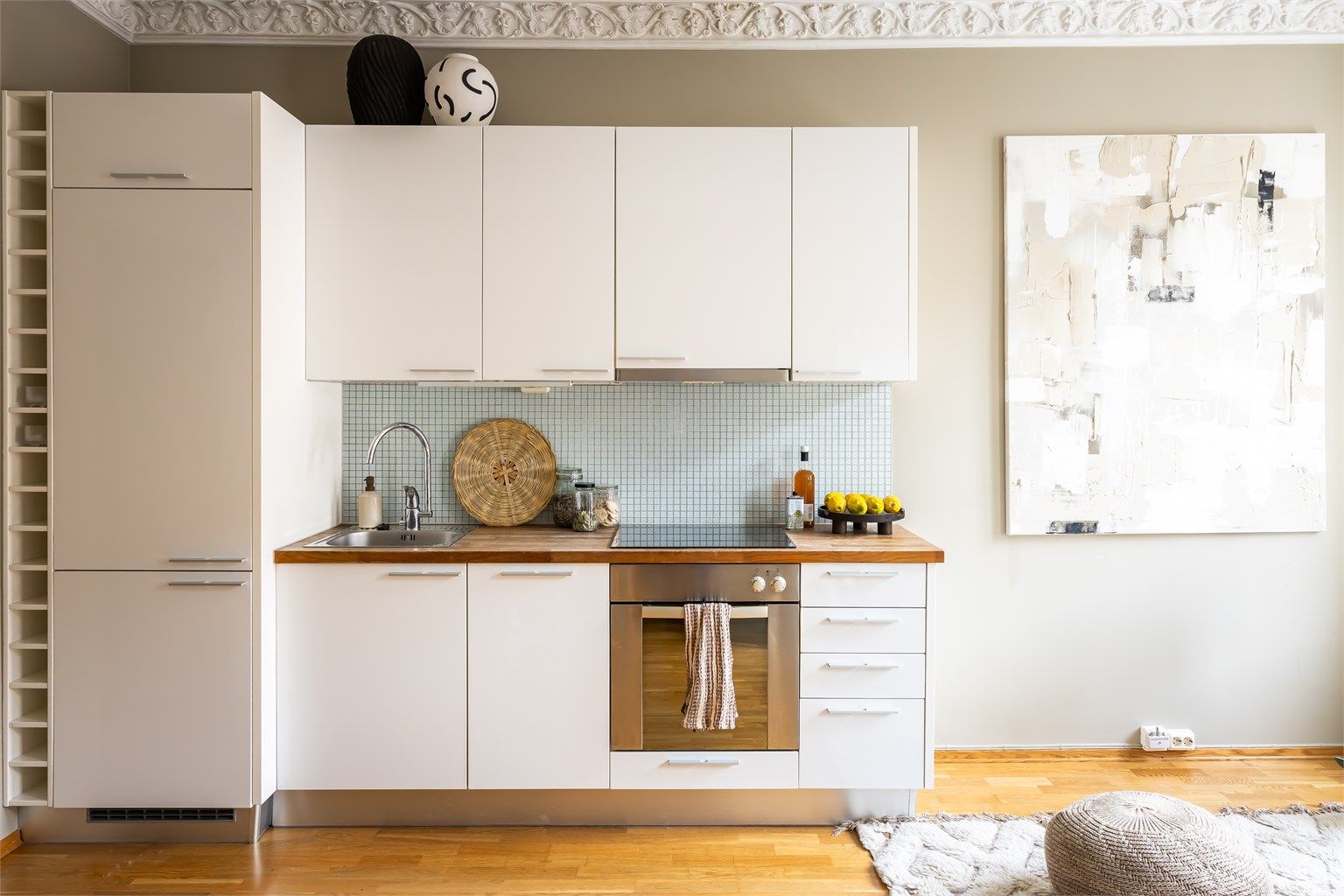 Planløsningen er god og består av en entré, ett soverom, baderom, samt kjøkken og stue i åpen løsning.