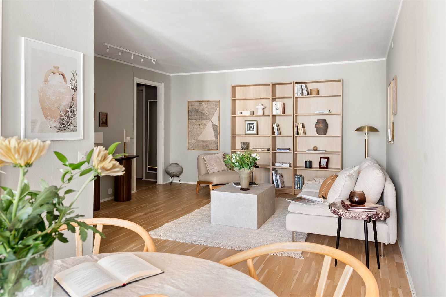 Tiltalende og moderne stue med en lys og luftig romfølelse. Det første som møter deg er store vindusflater, noe som gir en deilig atmosfære.