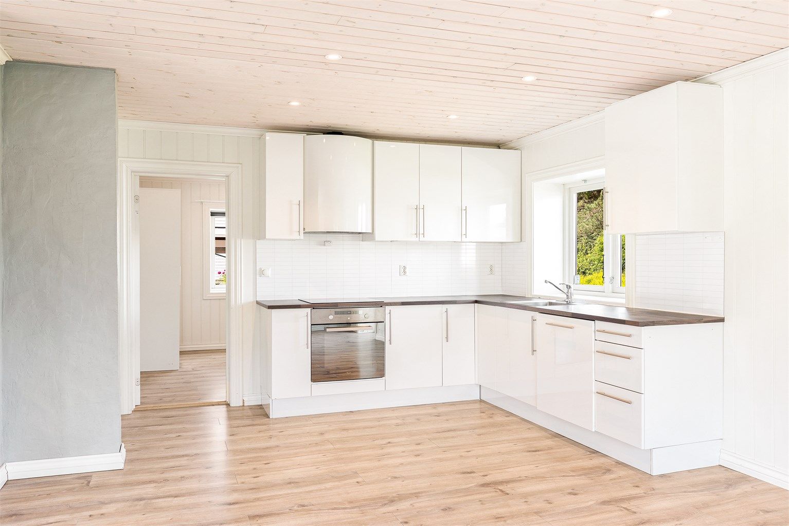 Kjøkkeninnredning fra HTH med slette fronter og benkeplate med laminert overflate.
