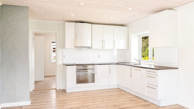 Kjøkkeninnredning fra HTH med slette fronter og benkeplate med laminert overflate.