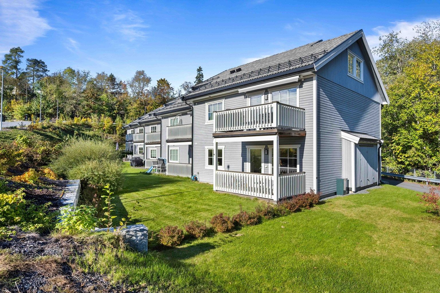 Velkommen til Presteveien 6J - Fantastisk beliggende 3-roms rekkehusleilighet med terrasse og egen hage