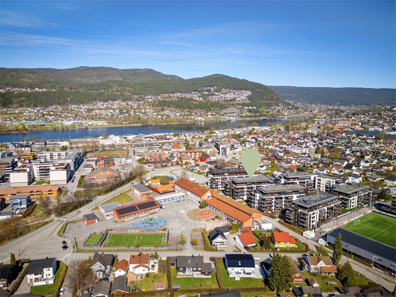Det er kort vei til fine turstier langs Drammenselva og Alti Buskerud med over 60 butikker.