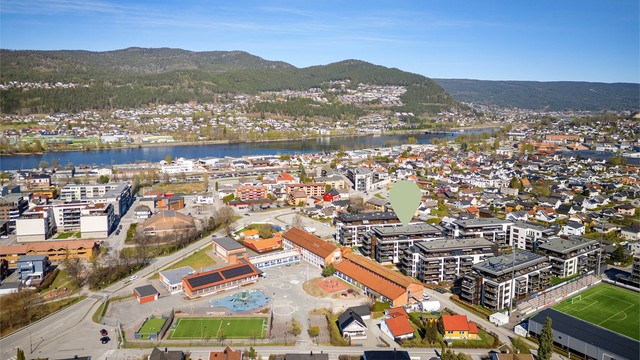 Det er kort vei til fine turstier langs Drammenselva og Alti Buskerud med over 60 butikker.