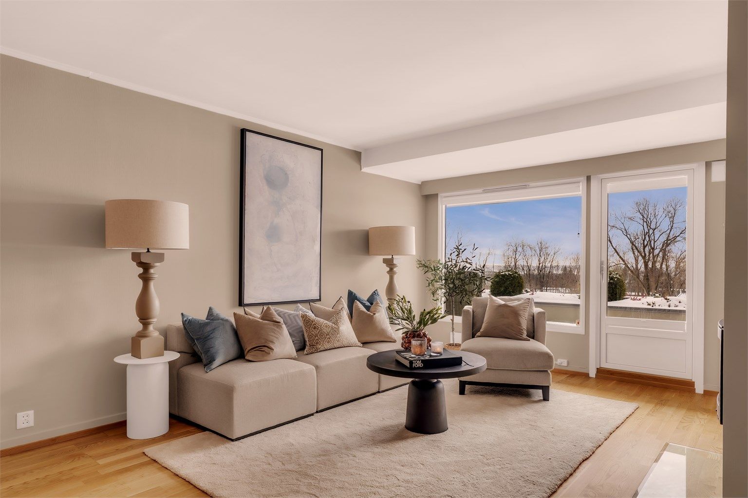 Stilfull 2,5 roms leilighet med fantastisk utsikt til grøntområder og fjorden og ingen innsyn.