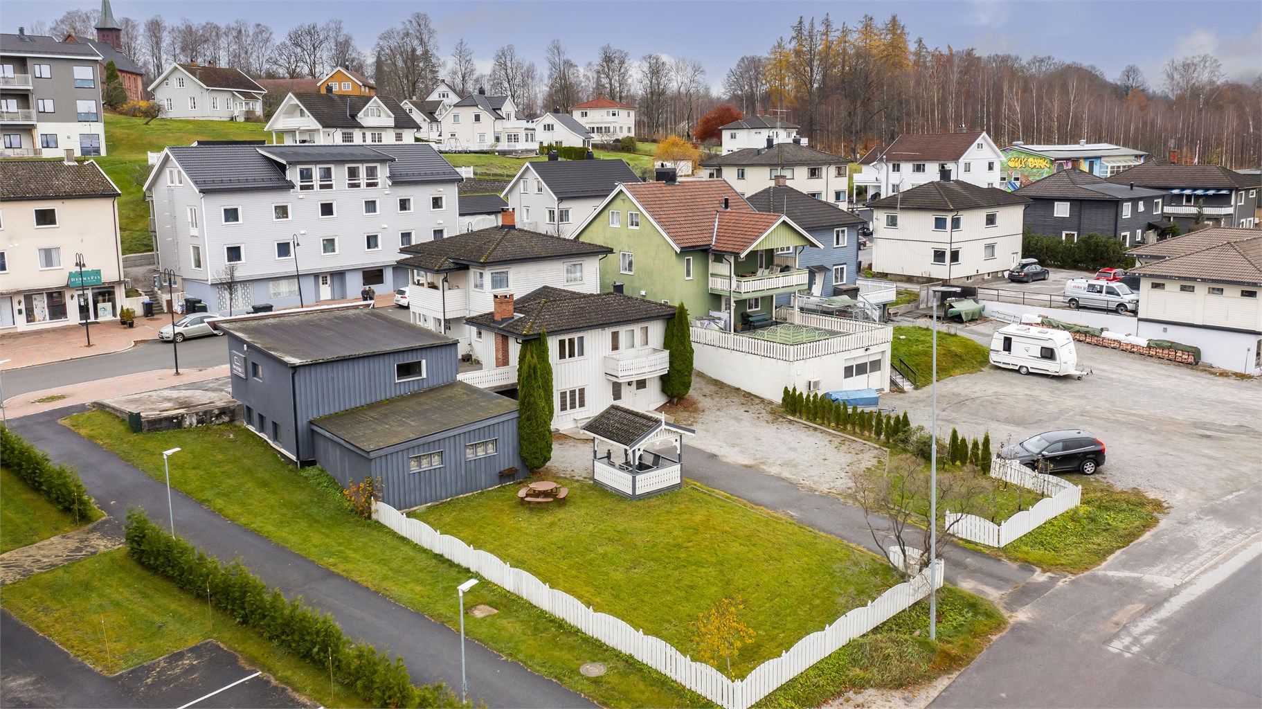 Flott kombinasjonseiendom beliggende midt i sentrum av Ulefoss